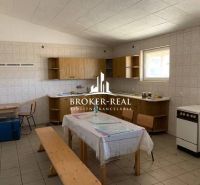 OBJEKT na podnikanie - veľkoobchod, distribúcia, sklad - Interiér Sklady a haly s vybavenou kuchyňou, jedálenským stolom a stoličkami.