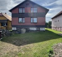 Rozostavaný rodinný dom Plavnica - Rodinný dom v Plavnici s veľkou záhradou a jednoduchou fasádou.
