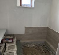 Rozostavaný rodinný dom Plavnica - Interiér rodinného domu s oknom a brúsenou podlahou, príprava na dlažbu.