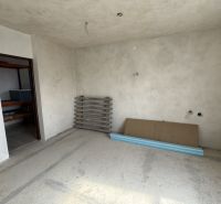 Rozostavaný rodinný dom Plavnica - Interiér Rodinného domu s nedokončenými stenami a podlahou, s materiálmi na podlahe.