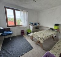 Rozostavaný rodinný dom Plavnica - Očarujúca pracovňa v rodinnom dome s jednoduchým nábytkom a výhľadom.