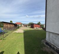 Rozostavaný rodinný dom Plavnica - Trávnatý dvor pri rodinnom dome v Plavnici s výhľadom na ďalšiu zástavbu.