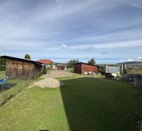Rozostavaný rodinný dom Plavnica - Záhrada za rodinným domom v Plavnici, s prístreškom, zatrávnená plocha a bazén.