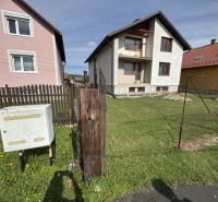 Rozostavaný rodinný dom Plavnica - Rodinný dom v Plavnici so záhradou, vedľa plynovej skrinky na trávnatej ploche.