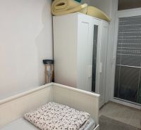 2,5 izbový byt v centre Lučenca - Izba s posteľou, šatníkom a zrolovanými matracmi v 2-izbovom byte.