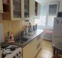 2,5 izbový byt v centre Lučenca - Kuchyňa v 2-izbovom byte s kuchynskou linkou a spotrebičmi.