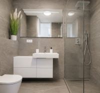 PENTHOUSE – moderný 2i byt s výnimočnou 69 m² terasou, AHOJ PARK - Kúpeľňa s modernými obkladačkami, sprchovým kútom a umývadlom v 2-izbovom byte.