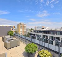 PENTHOUSE – moderný 2i byt s výnimočnou 69 m² terasou, AHOJ PARK - Terasa v 2-izbovom byte na Sliačskej ulici, Bratislava - Nové Mesto s výhľadom na mesto.