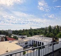 PENTHOUSE – moderný 2i byt s výnimočnou 69 m² terasou, AHOJ PARK - Pohľad z budovy na Bratislavu - Nové Mesto, Sliačsku a okolité zelené oblasti.