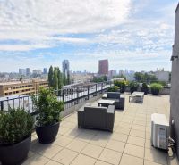 PENTHOUSE – moderný 2i byt s výnimočnou 69 m² terasou, AHOJ PARK - Terasa s výhľadom na mesto v 2-izbovom byte na Sliačskej v Bratislave - Novom Meste.