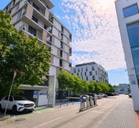 PENTHOUSE – moderný 2i byt s výnimočnou 69 m² terasou, AHOJ PARK - Ulica Sliačska, Bratislava - Nové Mesto s bytovými domami a parkovaním.