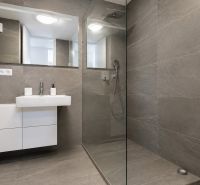 PENTHOUSE – moderný 2i byt s výnimočnou 69 m² terasou, AHOJ PARK - Kúpeľňa v 2-izbovom byte s bielym umývadlom a sprchovacím kútom.