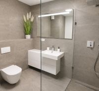 PENTHOUSE – moderný 2i byt s výnimočnou 69 m² terasou, AHOJ PARK - Kúpeľňa v 2-izbovom byte s veľkým zrkadlom a sprchovacím kútom.