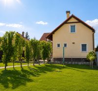 Dvojgeneračný RD s veľkým pozemkom a potenciálom ďalšej výstavby - Rodinný dom na Jantárovej ulici v Bratislave - Jarovce s upravenou záhradou.