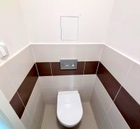 MODERNÝ 3i BYT, NOVOSTAVBA ČEREŠNE, LOGGIA, KLÍMA, PARKING, Polianky - Toaleta v 3-izbovom byte so stenami s dreveným dekorom.