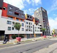 MODERNÝ 3i BYT, NOVOSTAVBA ČEREŠNE, LOGGIA, KLÍMA, PARKING, Polianky - Bytový dom na ulici Polianky v Bratislave - Dúbravke so stromami a parkovaním.