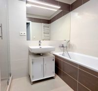 MODERNÝ 3i BYT, NOVOSTAVBA ČEREŠNE, LOGGIA, KLÍMA, PARKING, Polianky - Kúpeľňa s vaňou, umývadlom a práčkou v 3-izbovom byte. Biele obklady a dlažba.