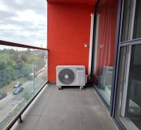 MODERNÝ 3i BYT, NOVOSTAVBA ČEREŠNE, LOGGIA, KLÍMA, PARKING, Polianky - Balkón s dlaždicovou podlahou a výhľadom na zeleň v 3-izbovom byte.