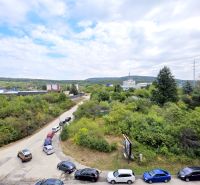 MODERNÝ 3i BYT, NOVOSTAVBA ČEREŠNE, LOGGIA, KLÍMA, PARKING, Polianky - Výhľad na zeleň a budovy z ulice Polianky v Bratislave - Dúbravke.