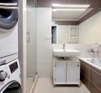 MODERNÝ 3i BYT, NOVOSTAVBA ČEREŠNE, LOGGIA, KLÍMA, PARKING, Polianky - Kúpeľňa s vaňou a práčkou v 3-izbovom byte, svetlé obklady a zrkadlo.