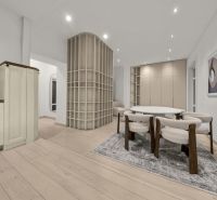  EXKLUZÍVNY, VEĽKOMETRÁŽNY 3i byt ( 130 m2 ), REKONŠTRUKCIA, CENTRUM - Otváracia kuchyňa s jedálenským stolom v 3-izbovom byte, podlaha s dreveným dekorom.