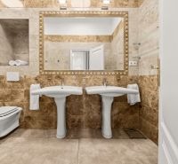  EXKLUZÍVNY, VEĽKOMETRÁŽNY 3i byt ( 130 m2 ), REKONŠTRUKCIA, CENTRUM - Luxusná kúpeľňa v 3-izbovom byte s dvojitým umývadlom a keramickými obkladmi.