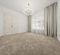  EXKLUZÍVNY, VEĽKOMETRÁŽNY 3i byt ( 130 m2 ), REKONŠTRUKCIA, CENTRUM - Priestranná miestnosť s kobercovou podlahou a veľkým oknom v 3-izbovom byte.