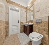  EXKLUZÍVNY, VEĽKOMETRÁŽNY 3i byt ( 130 m2 ), REKONŠTRUKCIA, CENTRUM - Kúpeľňa v 3-izbovom byte s mramorovým obkladom, umývadlom a toaletou.