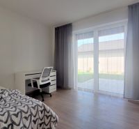 MODERNÝ 4i RD, ZÁHRADKA (400 m2), 2X PARKING, Lúčna ulica, Cífer - Spálňa s pracovným stolom, posteľou, na Lúčna ulica, viditeľný rodinný dom cez okno.
