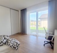 MODERNÝ 4i RD, ZÁHRADKA (400 m2), 2X PARKING, Lúčna ulica, Cífer - Svetlá izba s pracovným stolom, stoličkou a veľká skriňa v rodinnom dome.