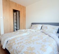MODERNÝ 4i RD, ZÁHRADKA (400 m2), 2X PARKING, Lúčna ulica, Cífer - Spálňa s postelí, vstavanou skriňou a výhľadom na chodbu na ulici Lúčna ulica.