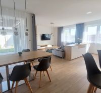 MODERNÝ 4i RD, ZÁHRADKA (400 m2), 2X PARKING, Lúčna ulica, Cífer - Interiér na Lúčnej ulici zobrazuje útulný dom s moderným nábytkom a veľkými oknami.