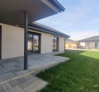 MODERNÝ 4i RD, ZÁHRADKA (400 m2), 2X PARKING, Lúčna ulica, Cífer - Rodinný dom na Lúčnej ulici so záhradou, terasou a sídliskom v pozadí.