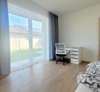 MODERNÝ 4i RD, ZÁHRADKA (400 m2), 2X PARKING, Lúčna ulica, Cífer - Svetlá izba s drevenou podlahou, priestor na bývanie v rodinnom dome na Lúčnej ulici.