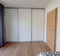 MODERNÝ 4i RD, ZÁHRADKA (400 m2), 2X PARKING, Lúčna ulica, Cífer - Spálňa na Lúčnej ulici v rodinnom dome, s drevenou podlahou a vstavanou skriňou.