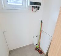 MODERNÝ 4i RD, ZÁHRADKA (400 m2), 2X PARKING, Lúčna ulica, Cífer - Prázdna miestnosť s podlahou, metlou a rozvádzačom, nachádzajúca sa na ulici Lúčna ulica.