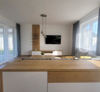 MODERNÝ 4i RD, ZÁHRADKA (400 m2), 2X PARKING, Lúčna ulica, Cífer - Interiér rodinného domu na Lúčnej ulici, ponúka priestrannú obývačku so záclonami.