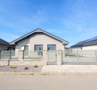 MODERNÝ 4i RD, ZÁHRADKA (400 m2), 2X PARKING, Lúčna ulica, Cífer - Rodinný dom na Lúčnej ulici s kamenným plotom a modernými bránami v pokojnej lokalite.