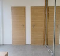 MODERNÝ 4i RD, ZÁHRADKA (400 m2), 2X PARKING, Lúčna ulica, Cífer - Svetlá miestnosť s drevenými dverami a vstavanou skriňou, Lúčna ulica v rodinnom dome.