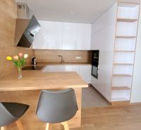MODERNÝ 4i RD, ZÁHRADKA (400 m2), 2X PARKING, Lúčna ulica, Cífer - Kuchyňa s dreveným obkladom, bielymi skrinkami a barovým pultom v blízkosti Lúčnej ulice.