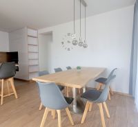 MODERNÝ 4i RD, ZÁHRADKA (400 m2), 2X PARKING, Lúčna ulica, Cífer - Jedálenský kút s dreveným stolom a sivými stoličkami v rodinnom dome na Lúčnej ulici.