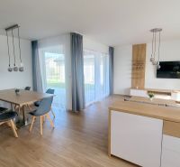 MODERNÝ 4i RD, ZÁHRADKA (400 m2), 2X PARKING, Lúčna ulica, Cífer - Jasná obývačka v rodinnom dome s drevenými podlahami na Lúčna ulica a nástennou televíziou.