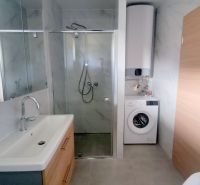 MODERNÝ 4i RD, ZÁHRADKA (400 m2), 2X PARKING, Lúčna ulica, Cífer - Kúpeľňa na Lúčnej ulici ponúka priestor v rodinnom dome s práčkou a sprchou.