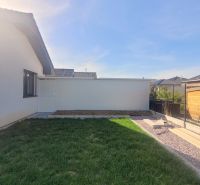 MODERNÝ 4i RD, ZÁHRADKA (400 m2), 2X PARKING, Lúčna ulica, Cífer - Rodinný dom na Lúčnej ulici s trávnikom a spevnenou plochou v záhrade.