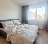MODERNÝ 4i RD, ZÁHRADKA (400 m2), 2X PARKING, Lúčna ulica, Cífer - Spálňa v rodinnom dome na Lúčnej ulici, s pohodlnou posteľou a veľkým oknom.