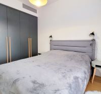 ŠTÝLOVÝ 2i byt, PARKING, KLÍMA, PARKING, Čulenova ulica, SKY PARK - Spálňa s pohodlnou posteľou, vstavanými skriňami a podlahou s dreveným dekorom v 2-izbovom byte.