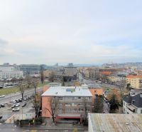 ŠTÝLOVÝ 2i byt, PARKING, KLÍMA, PARKING, Čulenova ulica, SKY PARK - Pohľad na panorámu Bratislava - Staré Mesto z ulice Čulenova s 2-izbovými bytmi.