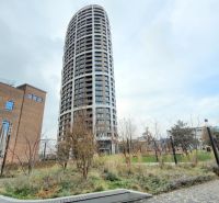 ŠTÝLOVÝ 2i byt, PARKING, KLÍMA, PARKING, Čulenova ulica, SKY PARK - Výšková budova a okolitá zeleň v Bratislave - Starom Meste na ulici Čulenova.