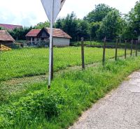 NA PREDAJ stavebný pozemok  v Plavých Vozokanoch - Cesta pri pozemkoch obklopených prírodou a vidieckou zástavbou ideálna pre bývanie.