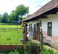 NA PREDAJ stavebný pozemok  v Plavých Vozokanoch - Starší dom so zanedbanou fasádou, bránou a rozľahlým pozemkom, vhodný na rekonštrukciu, bývanie.